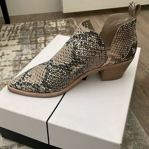 Dolce Vida bootie . Like new. Size 6 1/2.